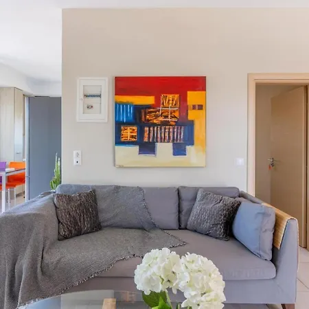 Spacious And Modern Anissaras