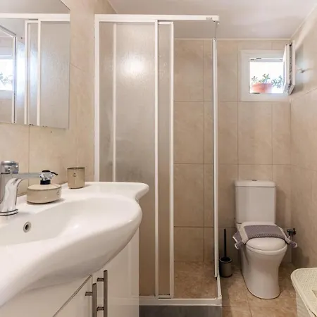 Spacious And Modern Апартаменты Аниссарас