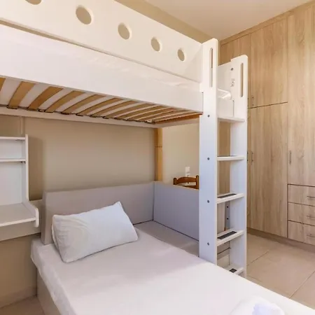 Spacious And Modern Аниссарас